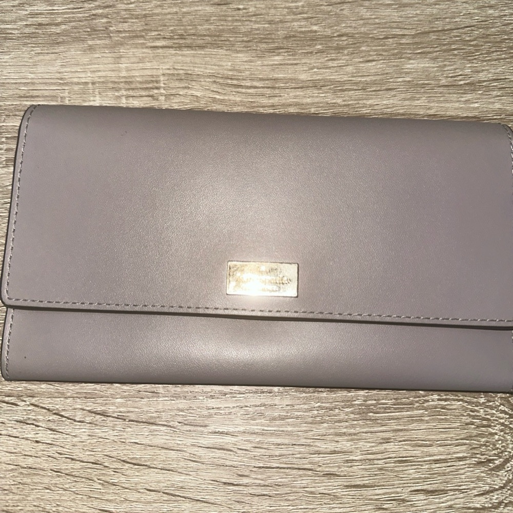 KATE SPADE NEW YORK PUTNAM DRIVE WALLET In Grey